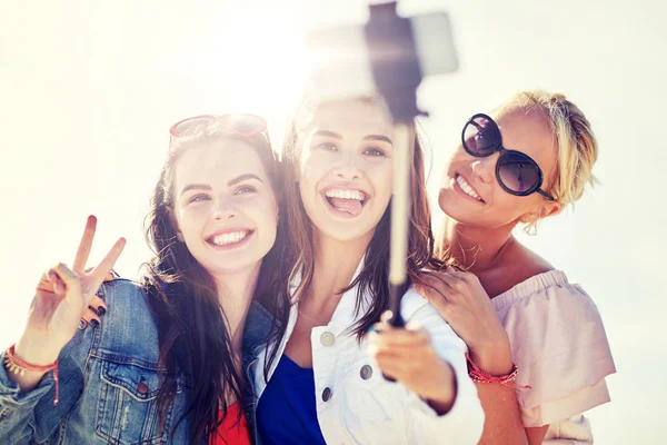 Grupp av leende kvinnor som tar selfie på stranden — Stockfoto