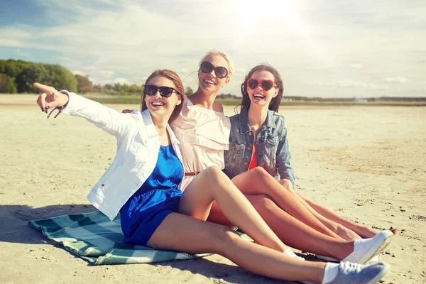 Groupe de femmes souriantes en lunettes de soleil sur la plage — Photo