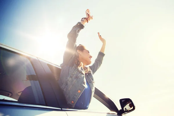 Adolescente feliz o mujer joven en coche —  Fotos de Stock