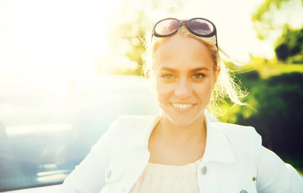 Happy teenage girl or young woman near car — Stock Photo, Image