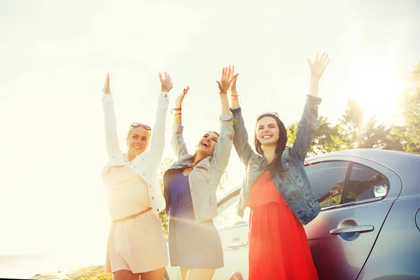 Niñas adolescentes felices o mujeres cerca de coche en la playa —  Fotos de Stock