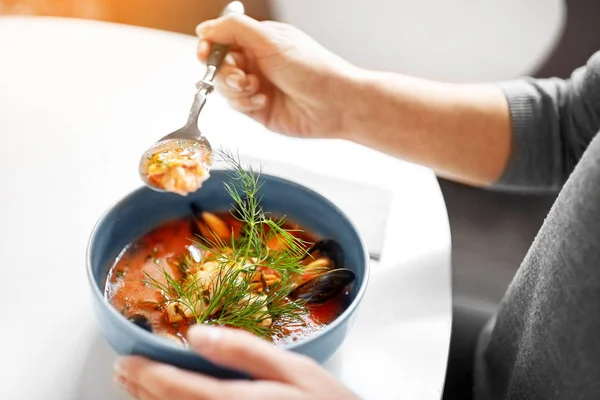 Tenger gyümölcsei leves eszik étteremben nő — Stock Fotó