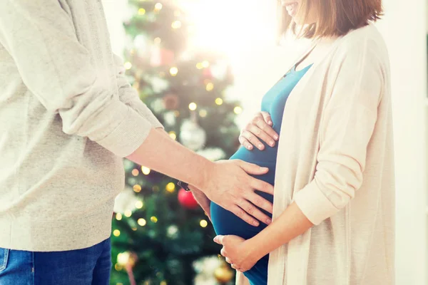 Närbild av man och gravid kvinna vid jul — Stockfoto