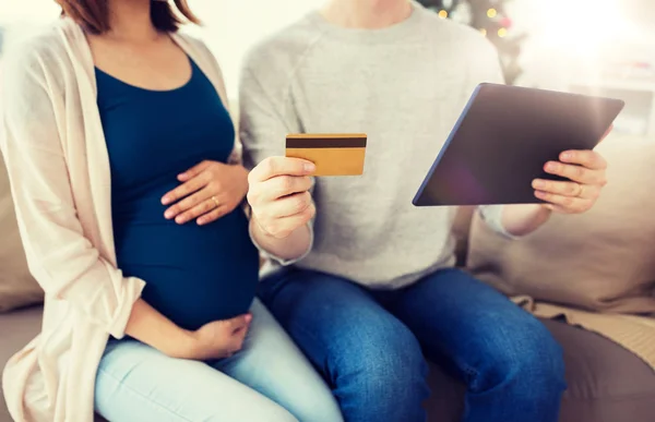 オンライン ショッピング妊娠中の妻と男のクローズ アップ — ストック写真