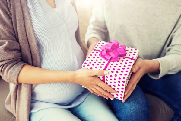 妊娠中の妻にプレゼントを与える人間のクローズ アップ — ストック写真