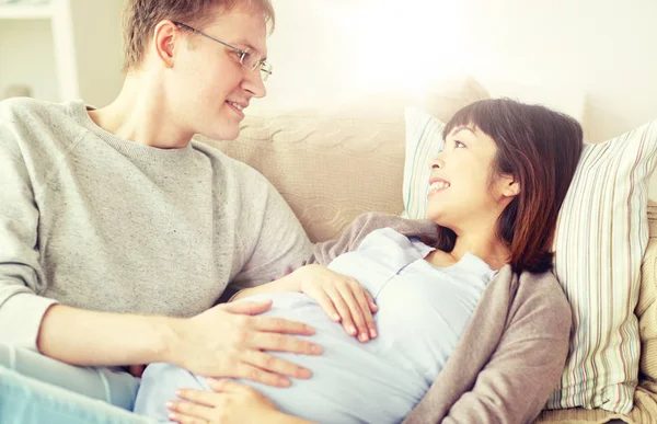 Glückliche schwangere Frau mit Ehemann zu Hause — Stockfoto