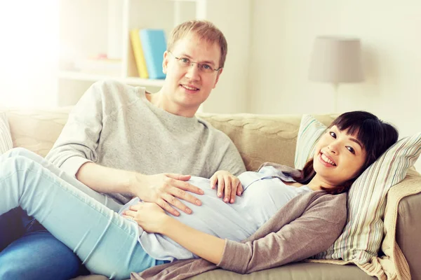 Evde kocasıyla birlikte mutlu hamile eşi — Stok fotoğraf