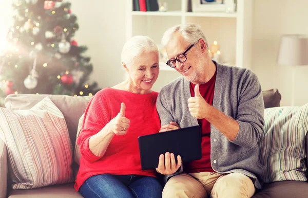 Gelukkige senior paar met tablet pc met Kerstmis — Stockfoto