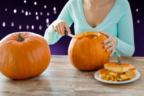 Primer plano de mujer tallando calabaza de halloween — Foto de Stock