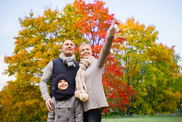 Familia feliz sobre fondo del parque de otoño — Foto de Stock