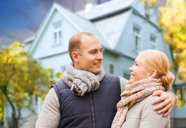 Glückliches Paar über Wohnhaus im Herbst — Stockfoto