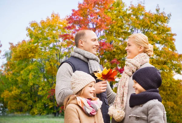 Lycklig familj över höstens park bakgrund — Stockfoto
