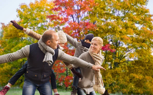 Lyckliga familjen ha roligt över höstens park — Stockfoto