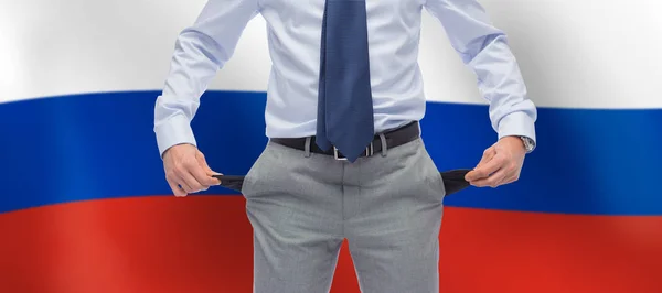Hombre de negocios con bolsillos vacíos sobre bandera de Rusia — Foto de Stock