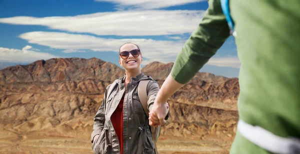 Gelukkige paar met rugzakken buiten wandelen — Stockfoto