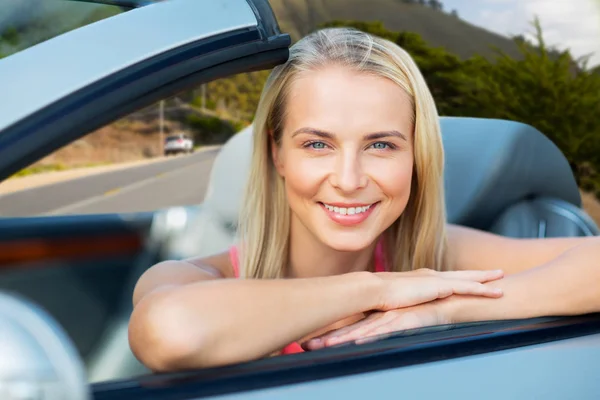 Happy woman in convertible car over big sur hills — Stock Photo, Image