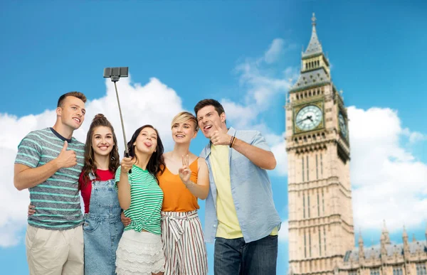 Friends taking selfie by monopod in London — стоковое фото