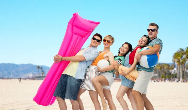 Friends with beach supplies in california — Stock Photo, Image