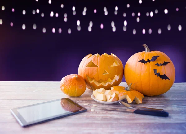 Halloween jack-o-lantern, dynie i tablet pc — Zdjęcie stockowe