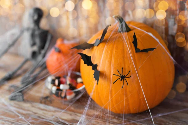 Dynie Halloween, szkielet i cukierki — Zdjęcie stockowe
