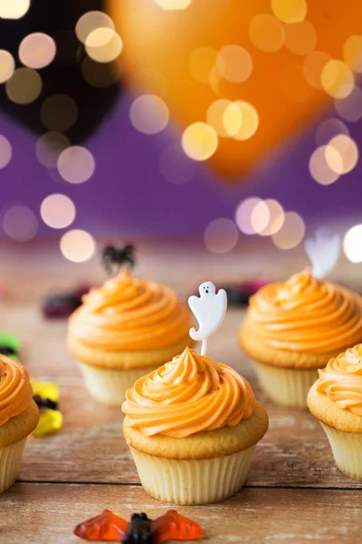 Cupcakes con decoración de halloween en la mesa — Foto de Stock