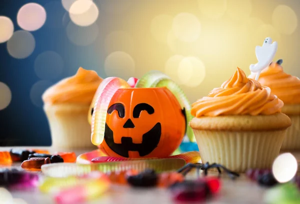 Fiesta de halloween decorado cupcakes en mesa de madera — Foto de Stock