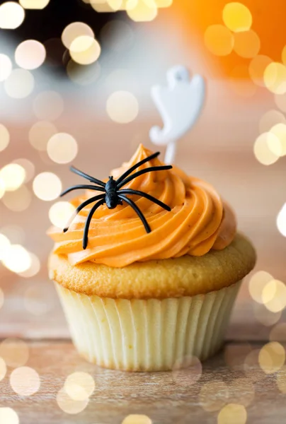 Cupcake con decoración de halloween en la mesa — Foto de Stock