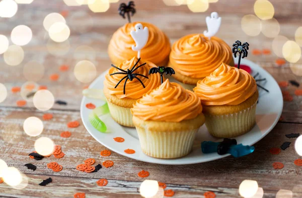 Fiesta de halloween decorado cupcakes en el plato — Foto de Stock