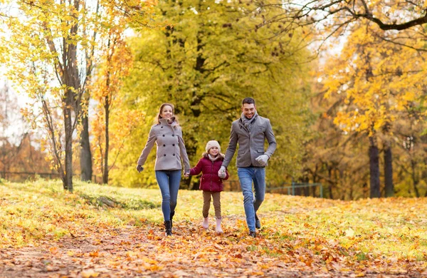 Família feliz andando no parque de outono — Fotografia de Stock