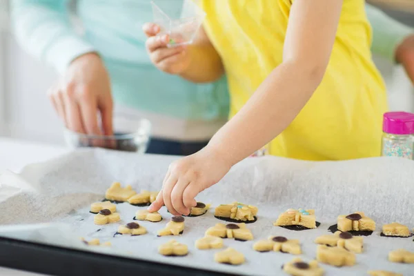 Mother and daughter making cookies at home — Stock Photo, Image