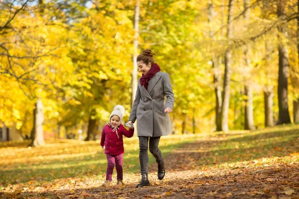 Feliz madre e hija pequeña en el parque de otoño —  Fotos de Stock