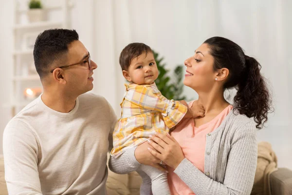 Família feliz com bebê filha em casa — Fotografia de Stock