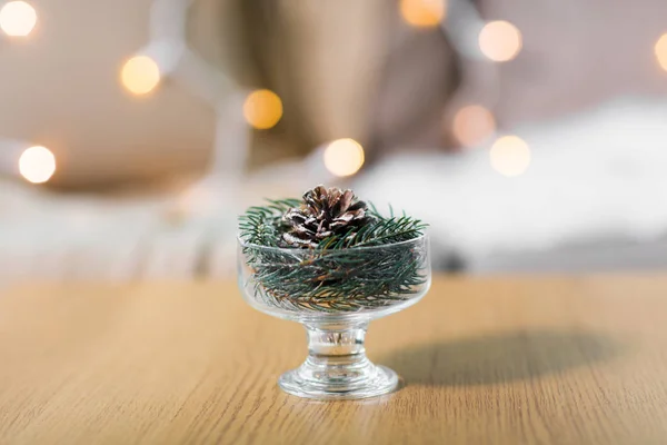 Decoración de abeto de Navidad con cono en tazón de postre —  Fotos de Stock