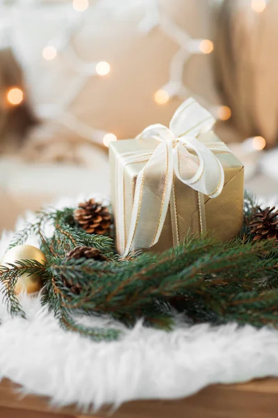 Χριστουγεννιάτικο δώρο και έλατα στεφάνι με κώνους και μπάλες — Φωτογραφία Αρχείου