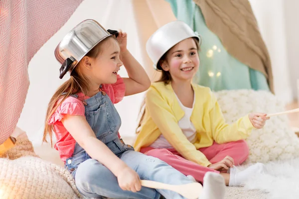 Ragazze con stoviglie che giocano in tenda a casa — Foto Stock