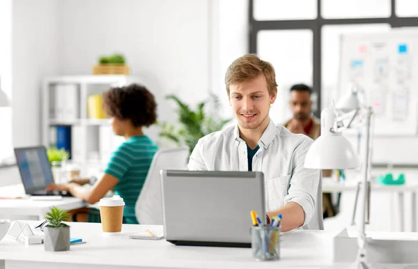 Trabalhador de escritório masculino criativo com laptop — Fotografia de Stock