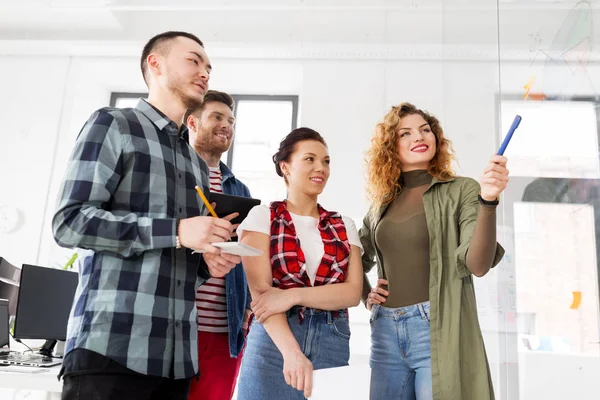 Kreativa teamet med diagram glas ombord på kontor — Stockfoto