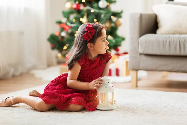 Menina com lanterna em casa no Natal — Fotografia de Stock