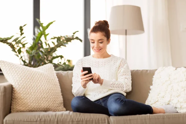 Vrouw met smartphone thuis — Stockfoto