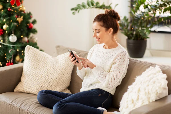 Frau an Weihnachten mit Tablet-PC zu Hause — Stockfoto