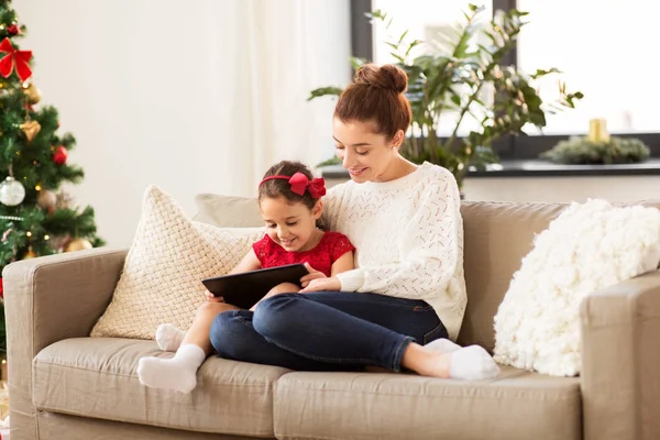 Mãe e filha com tablet pc no Natal — Fotografia de Stock