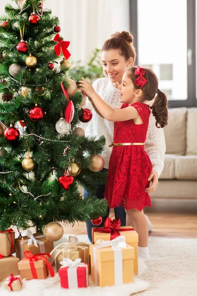 Mutlu aile süslemeleri evde Noel ağacı — Stok fotoğraf