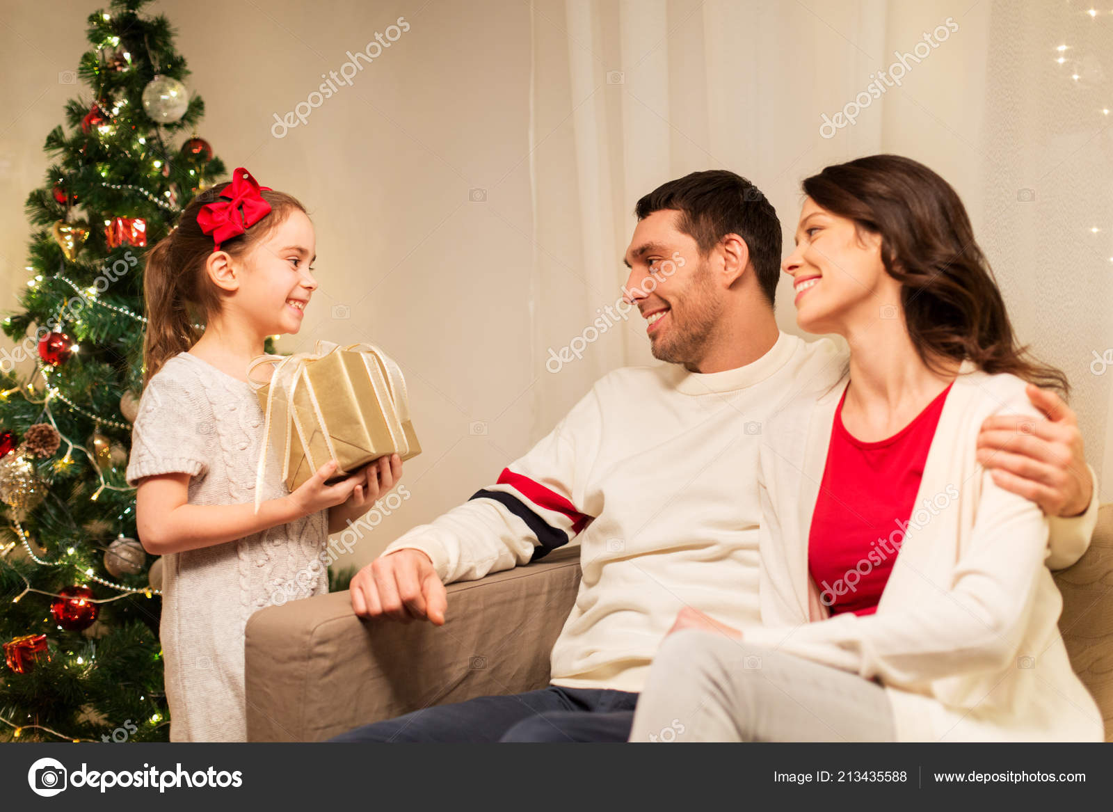 Família feliz com Natal presente em casa fotos, imagens de ©  Syda_Productions #213435588