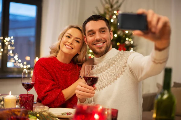 Happy couple taking selfie at christmas dinner — Stock Photo, Image