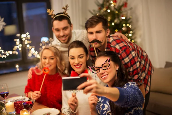 Vrienden nemen selfie bij kerstdiner — Stockfoto