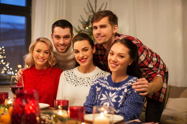 Amigos felizes celebrando o Natal em casa — Fotografia de Stock