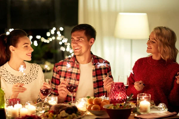 Amigos felices celebrando la Navidad en casa fiesta —  Fotos de Stock