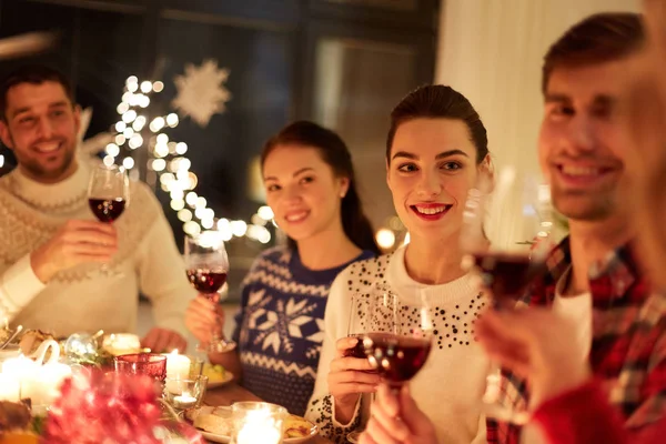 Amigos felices celebrando la Navidad en casa —  Fotos de Stock