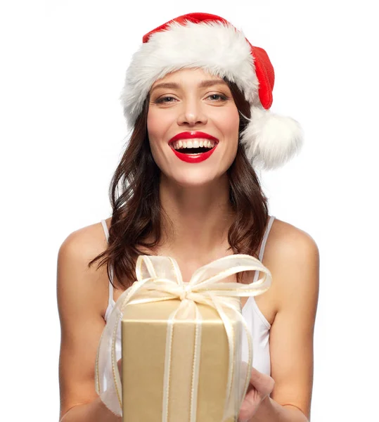 Frau mit Geschenkschachtel im Weihnachtsmann-Hut zu Weihnachten — Stockfoto