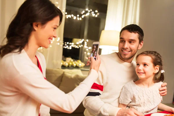 Lycklig familj att ta bild på julbord — Stockfoto